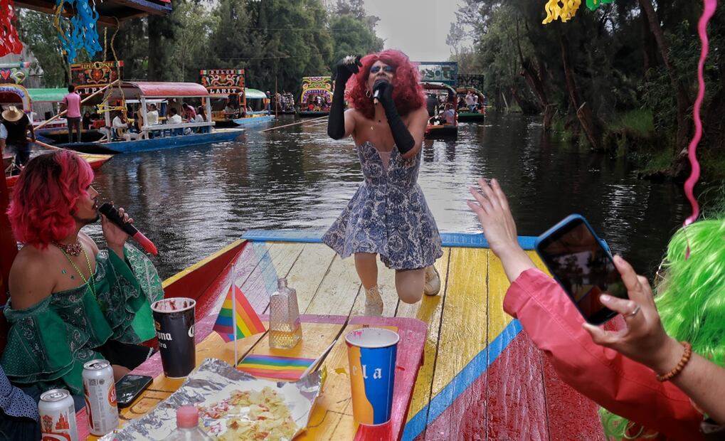 El colectivo LGBTQ+ Chilangas Dragas durante el show Dragjineras que realizan en el embarcadero salitre en Xochimilco. Foto: Fernanda Rojas / EL UNIVERSAL