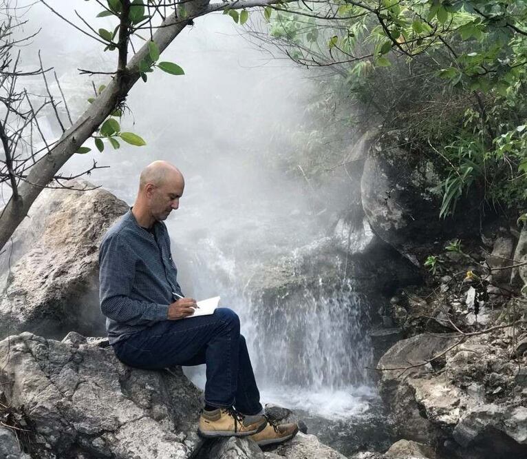 José Ignacio Solórzano, mejor conocido como Jis, dibuja en silencio cada mañana. Su sello distintivo es el humor existencial./ Erredoce Cine