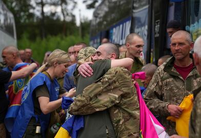 Rusia y Ucrania canjean 84 prisioneros de guerra; intercambio incluyó a militares y civiles, afirma Zelensky