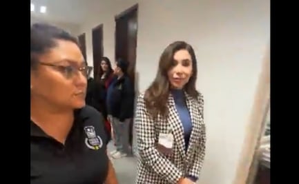 Exalcaldesa de Múzquiz, Coahuila, se encierra en el baño para evitar comparecer ante juez; transmite en vivo su traslado