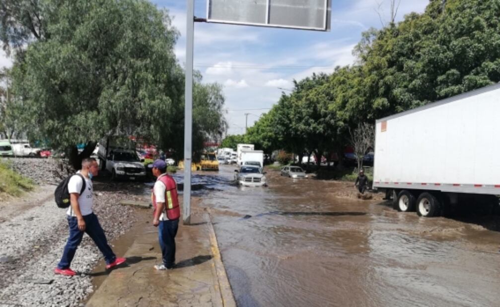 Continúan encharcamientos y caos vial en Ecatepec 