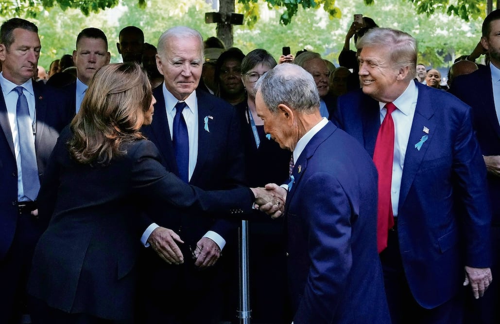 La vicepresidenta y candidata demócrata Kamala Harris le da la mano al expresidente y candidato republicano Donald Trump, ayer en un evento conmemorativo por el 11-S, en Nueva York. Foto: de ADAM GRAY. AFP
