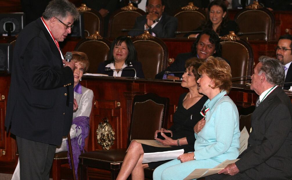 El escritor José Emilio Pacheco, Cristina Pacheco, la actriz Susana Alexander y el músico Benjamín “Chamín” Correa durante sesión solemne en la Asamblea Legislativa del Distrito Federal en la que es entregada la Medalla al Mérito en Artes, Ejecución Artística y Ejecución Musical. ASV. Foto: EL UNIVERSAL.