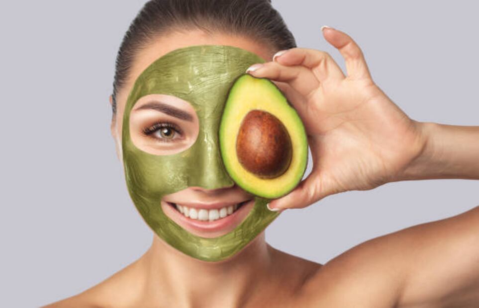La vitamina C en la piel funciona para hidratar la piel, reducir manchas, reparar cicatrices y para prevenir o desvanecer arrugas. El hueso del aguacate contiene esta vitamina. Foto: Unsplash
