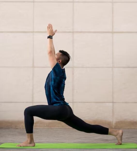 Postura del guerrero del yoga. Fuente: Freepik