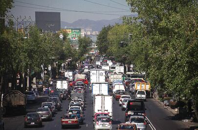 Este jueves 23 de mayo no circulan autos con engomado verde