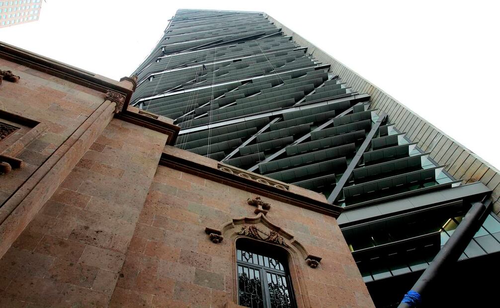 El proyecto de la Torre Reforma no sólo agregó un rascacielos al paisaje de la Ciudad de México, sino que además sentó las bases para que más edificios históricos convivan con la modernidad. Foto: Nadya Murillo/EL UNIVERSAL.