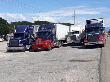 Tráileres quedan varados en el Istmo de Tehuantepec por mal clima
