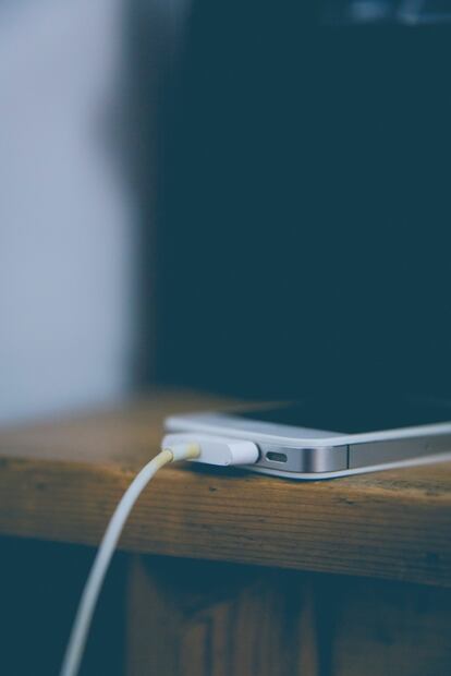 Por qué no debes usar el celular mientras se carga