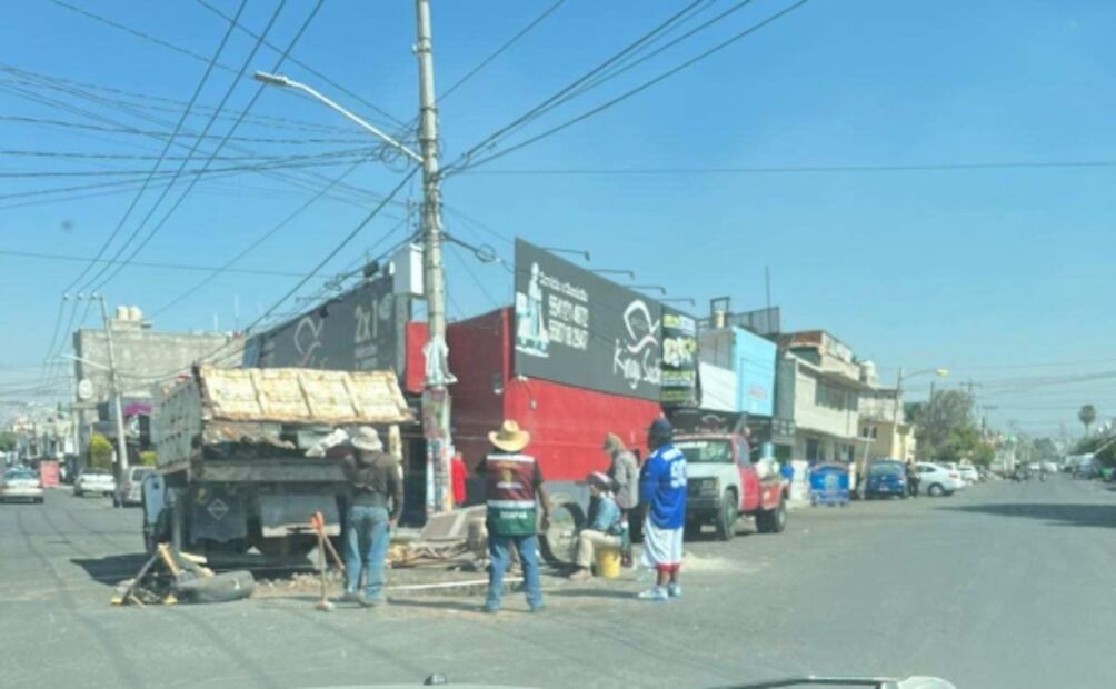 Cubren socavón de 2 metros de diámetro en Neza tras denuncia hecha por EL UNIVERSAL