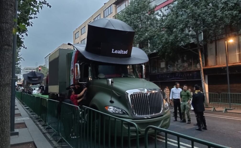 Un camión con un gran sombrero se enfila para desfilar en las calles de la Ciudad de México. Foto: Pedro Villa y Caña