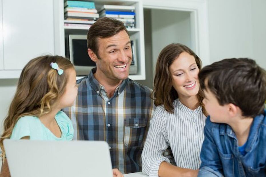 Los padres desempeñan un papel crucial como guías durante la adolescencia. Fuente: Freepik.