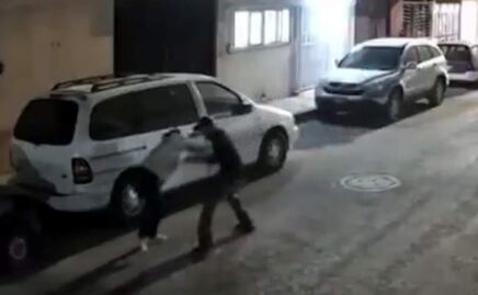 VIDEO Detienen a sujeto por atacar a mujer en Irapuato, Guanajuato; graban asalto en la carretera