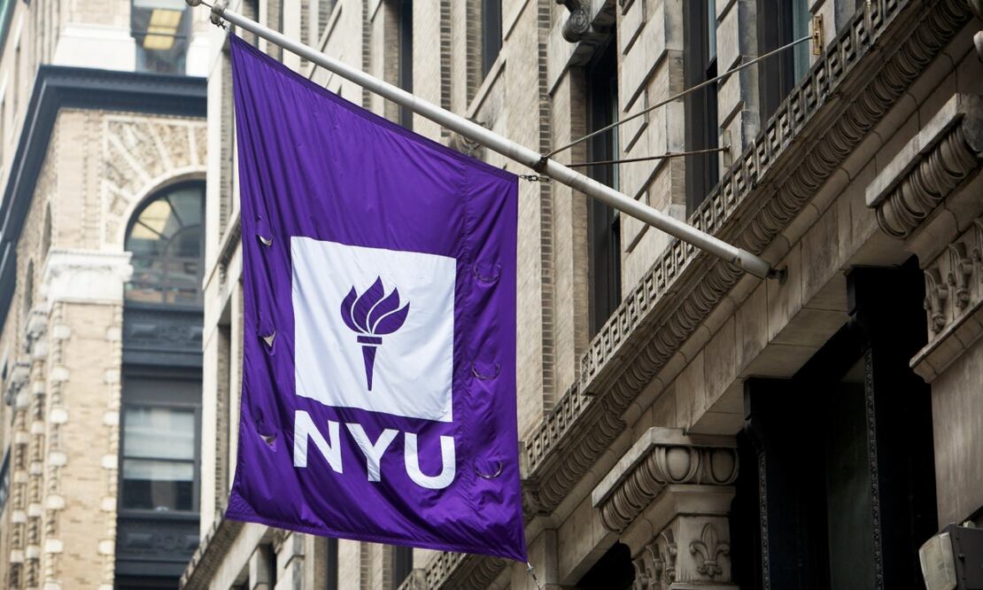 La Universidad de Nueva York permitió que unos 50 estudiantes permanecieran en el campamento levantado a las 4:30 de la mañana frente al edificio de la Escuela de Negocios. Foto: X (@nyuniversity)