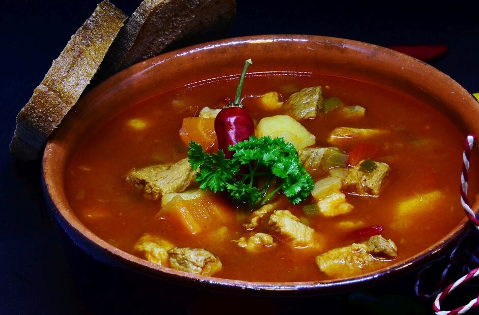 El caldo del mole de olla concentra los sabores de las hierbas y chiles secos que lo distinguen. Foto: Pixabay