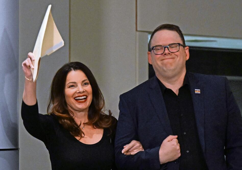 Fran Drescher y Duncan Crabtree-Ireland, tras el final de la huelga del sindicato de actores (SAG-AFTRA). Foto: AFP