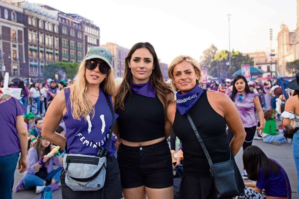 Alessadra Rojo de la Vega, junto a su hermana y madre en marcha feminista. Foto: Especial