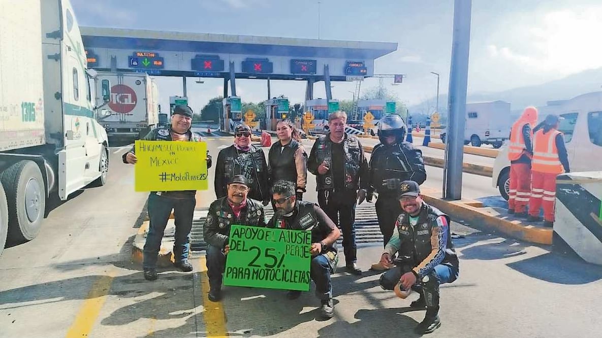 Motociciclistas protestaron en casetas para solicitar que les reduzcan el cobro en diversas autopistas. Foto: Especial