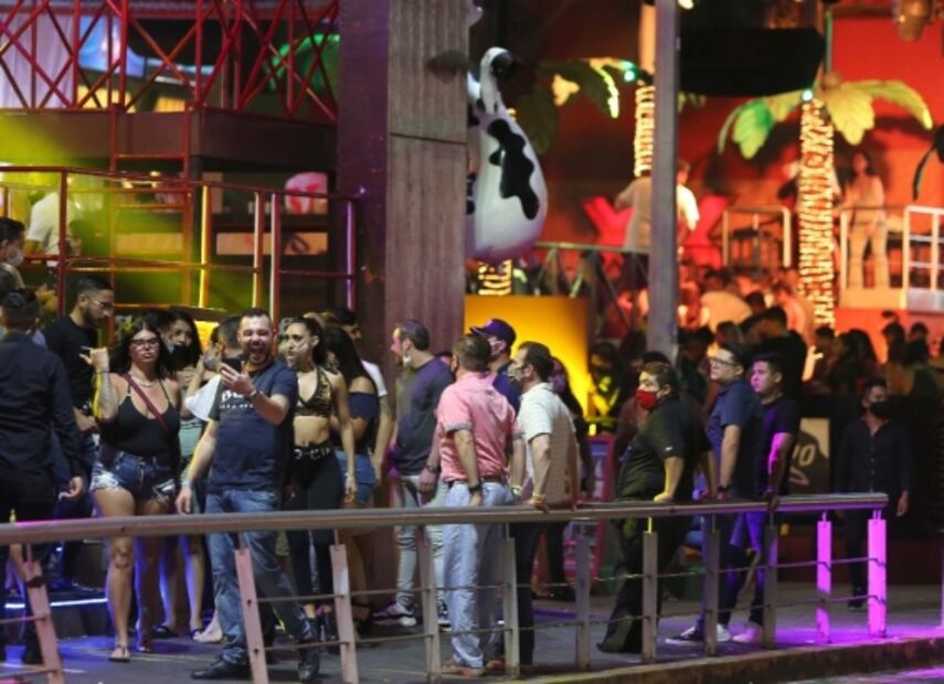 Playas llenas y fiestas al aire libre, el turismo en el Caribe mexicano se resiste a la pandemia del Covid-19