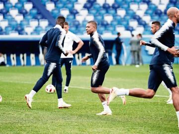 Mbappé, a tirar muro charrúa