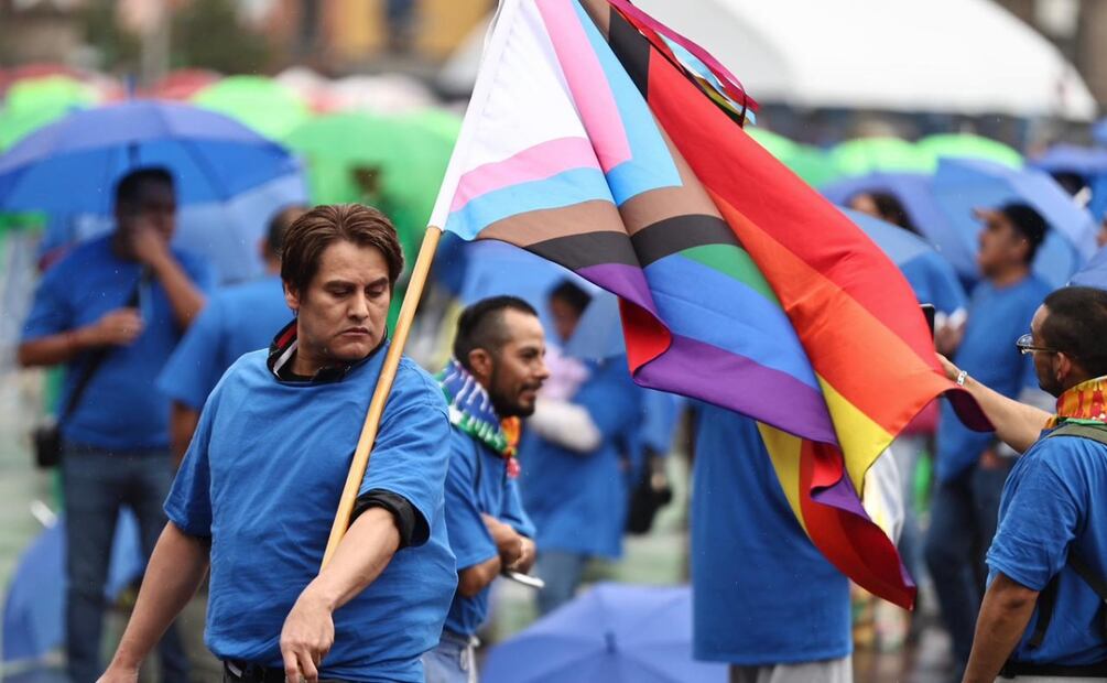 Voluntario se preparan para conformar la mega bandera 🏳️‍🌈 en la plancha de el Zócalo de la ciudad de México. Fotos: Berenice Fregoso El universal
