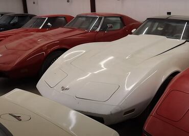 Encuentran autos clásicos abandonados casi nuevos