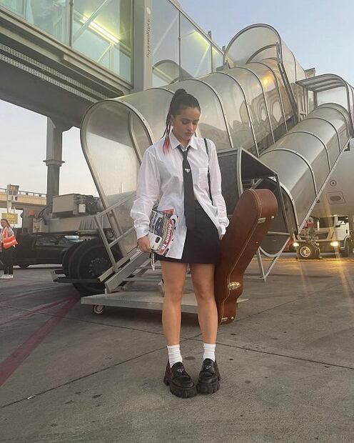 Rosalía enseña cómo llevar el estilo preppy con minifalda y mocasines