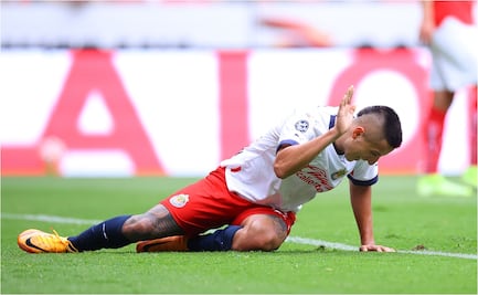 Roberto Alvarado reportó con Chivas tras una extraña operación 