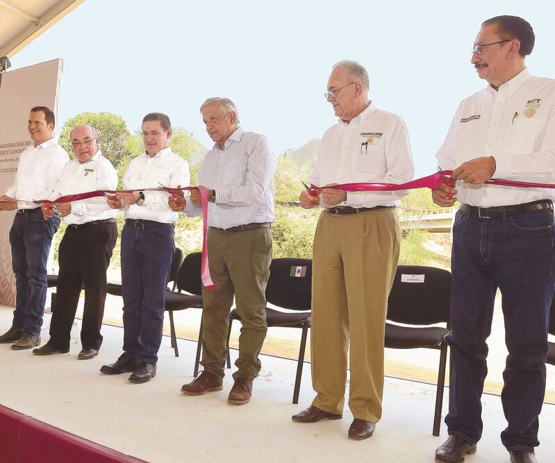 El presidente Andrés Manuel López Obrador encabezó ayer la puesta en operación del Puente Sahuatenipa, el cual conectará a la ciudad de Durango con la región de las Cañadas. Foto: PRESIDENCIA