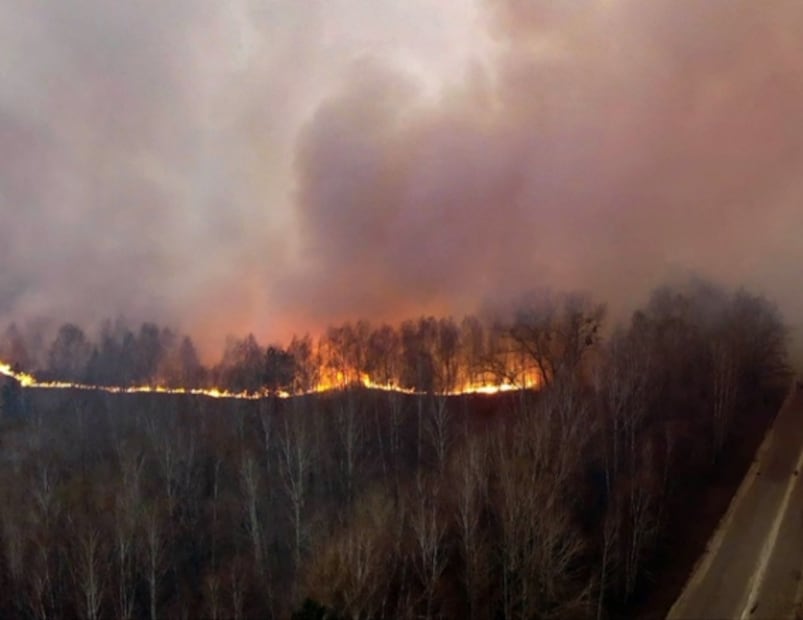 Avanza incendio en Chernóbil, llamas están a sólo dos kilómetros de los residuos nucleares