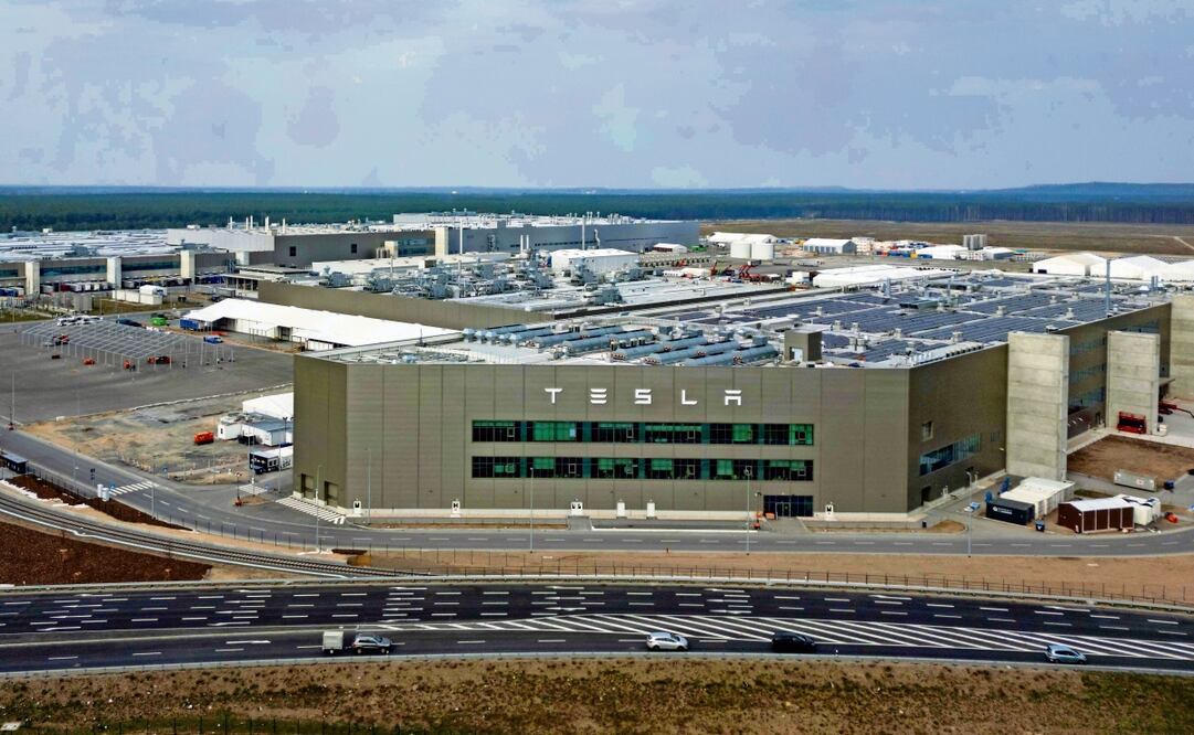 Elon Musk, CEO de Tesla, declaró en una llamada con analistas que “no tiene sentido” invertir en México si Trump pretende imponer aranceles a la importación de vehículos provenientes de México.
. Foto: AFP