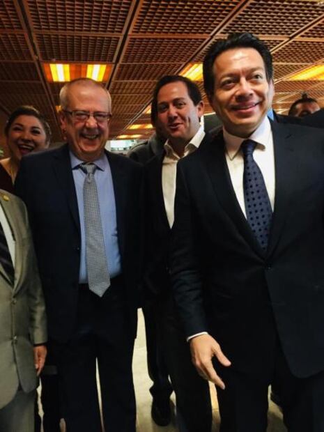 Familiares y amigos felicitan a los nuevos funcionarios de Hacienda y del SAT