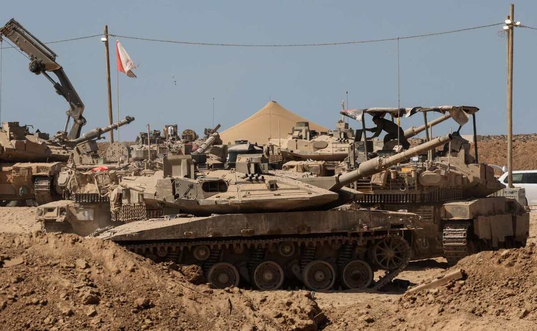 Esta imagen, tomada desde la frontera de Israel con la Franja de Gaza, muestra tropas israelíes desplegadas cerca de la valla fronteriza con el territorio palestino asediado el 17 de septiembre de 2025. Israel lanzó su asalto terrestre sobre la ciudad de Gaza antes del amanecer del 16 de septiembre, poco después de la visita del secretario de Estado de Estados Unidos, quien expresó su firme apoyo a la ofensiva. Mientras tanto, una investigación de las Naciones Unidas acusaba a Israel de cometer "genocidio" en el territorio palestino y acusaba a su primer ministro y a otros altos funcionarios de incitación. Foto: AFP