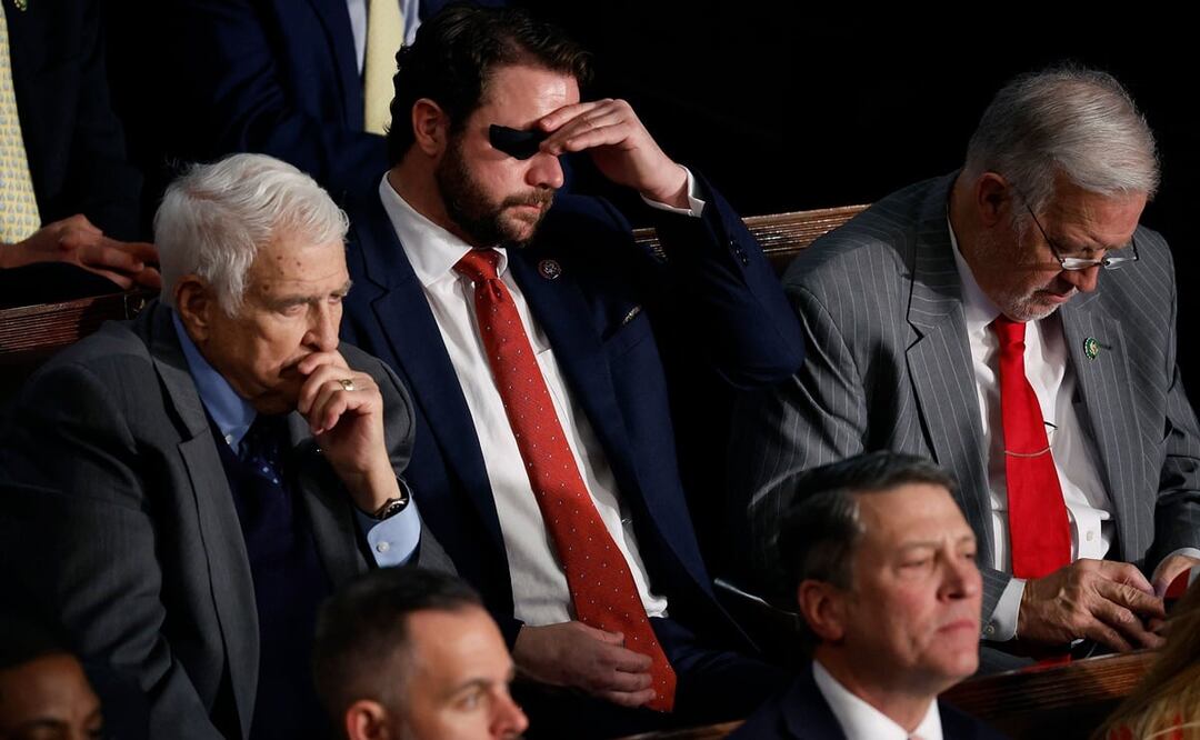 El representante Dan Crenshaw mientras escucha al presidente de los Estados Unidos, Joe Biden, pronunciar su discurso. Foto: AFP