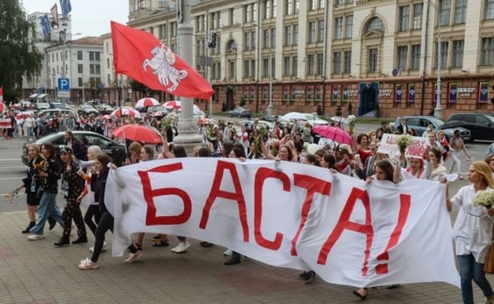 Más de 10 mil mujeres marchan en Minsk contra la violencia policial en Bielorrusia