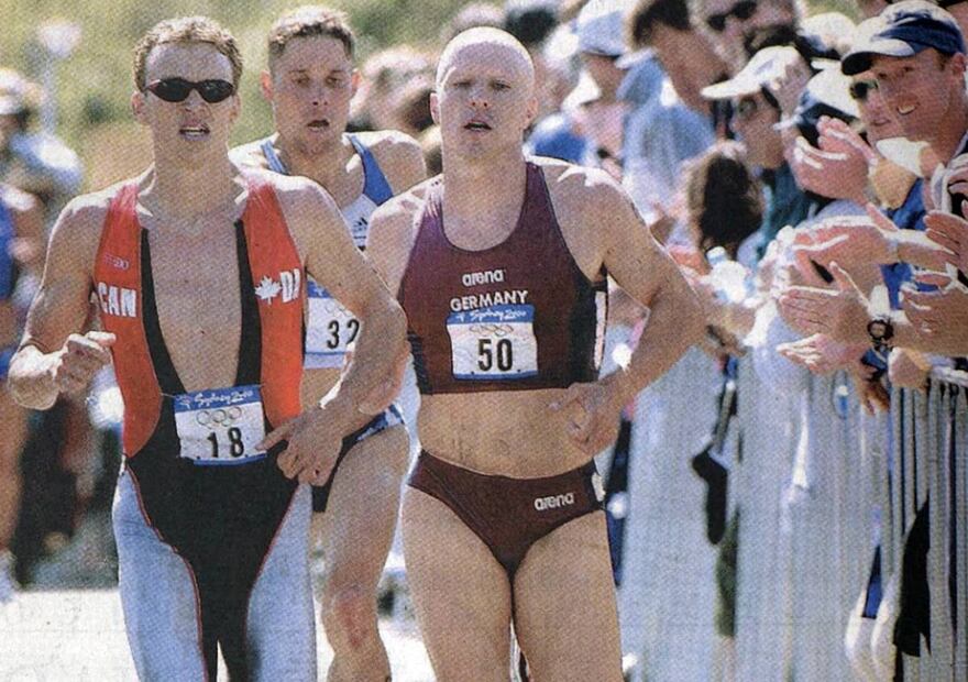 El triatlón es una competencia en tres segmentos: natación en 1.5 kilómetros de aguas abiertas, 40 kilómetros en bici y 10 más en carrera a pie. Los competidores de Sydney 2000 vistieron al menos dos opciones de uniforme, desde el conjunto de dos piezas entalladas (der.) hasta el traje de hombros a rodillas (izq.), que ganaría popularidad con el tiempo. Hemeroteca EL UNIVERSAL.