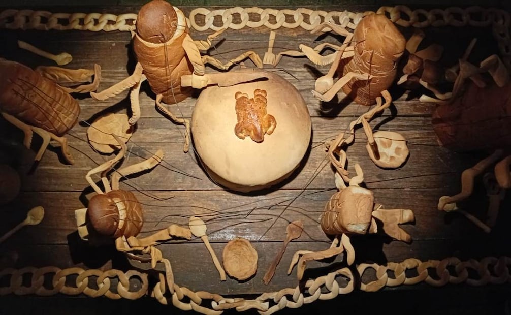 “Cuando era niño, mi papá siempre nos llevaba un pollito rostizado", dice artista referente a significado de la obra (14/07/2025). Foto: Especial