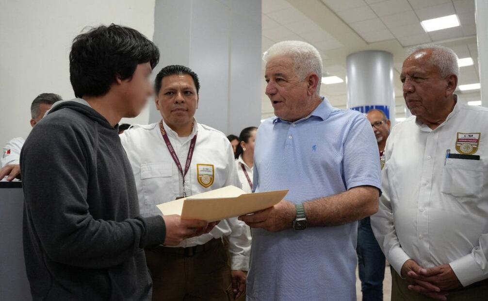 José Ramiro López Obrador recibió a los connacionales con mariachi. Foto: Especial
