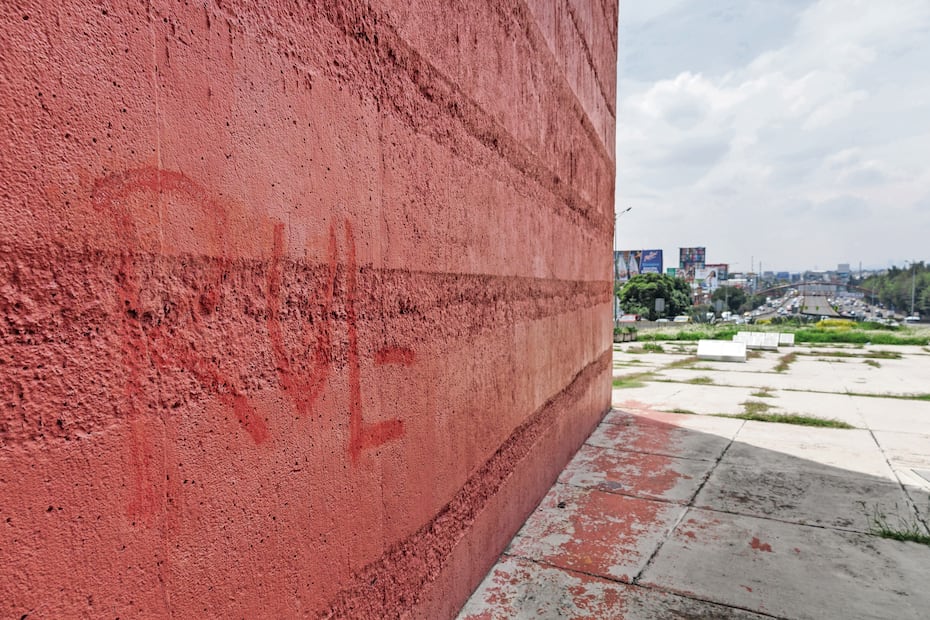 En la torre roja es usual que jóvenes entren para filosofar o beber, pues la puerta está abierta. Fotografía: VALENTE ROSAS Y YARETZY M. OSNAYA