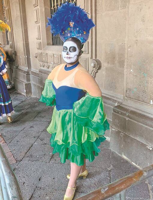 Rosa participó en el desfile junto al Ballet Folclórico El Mazatleco. Foto/AXL CHIMAL. EL UNIVERSAL