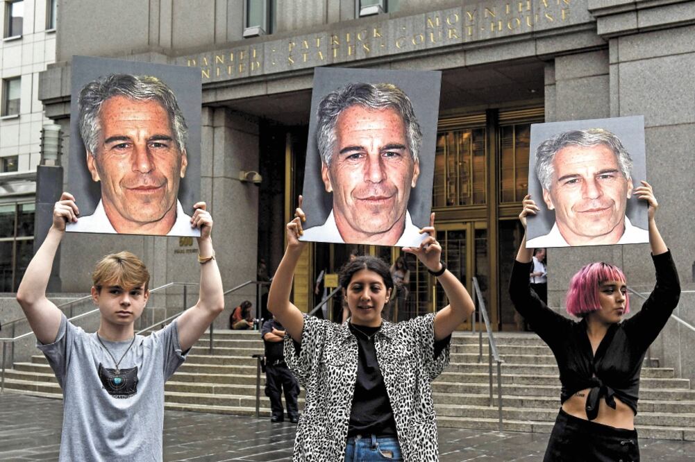 Manife stación. Protesta contra el magnate Jeffrey Epstein, el pasado 8 de julio. Ayer se presentó una nueva demanda civil contra sus herederos y sus cómplices por dos mujeres. Foto: STEPHANIE KEITH. AFP