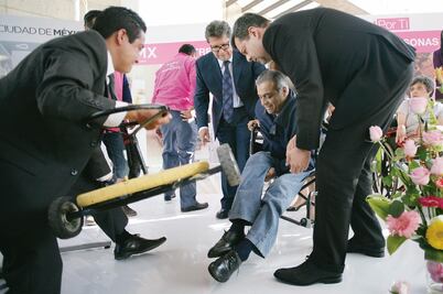 Entregan sillas de ruedas embodegadas