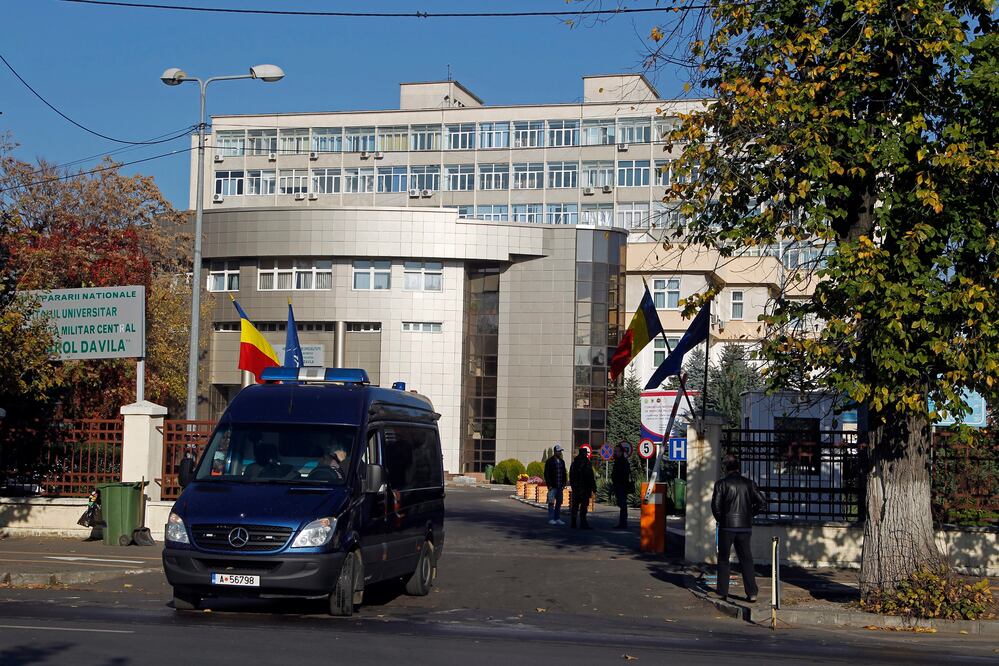 Al menos 146 personas siguen hospitalizadas en centros médicos de Bucarest (EFE)