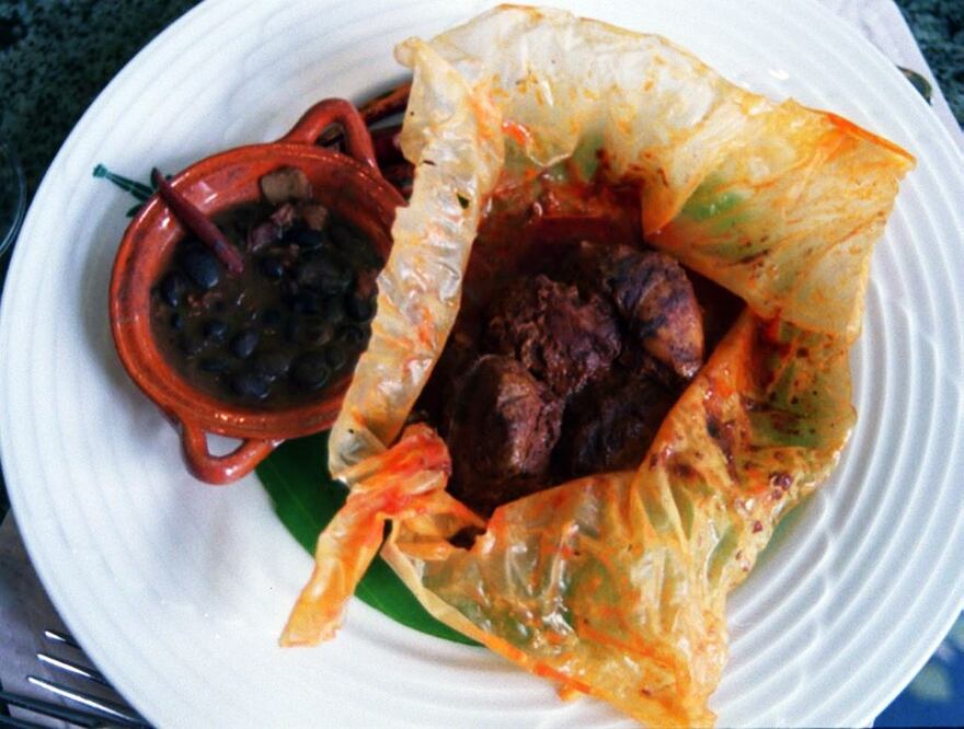 Los tacos de mixiote pueden ser de carne de cordero o de pollo / Foto: Archivo El Universal 