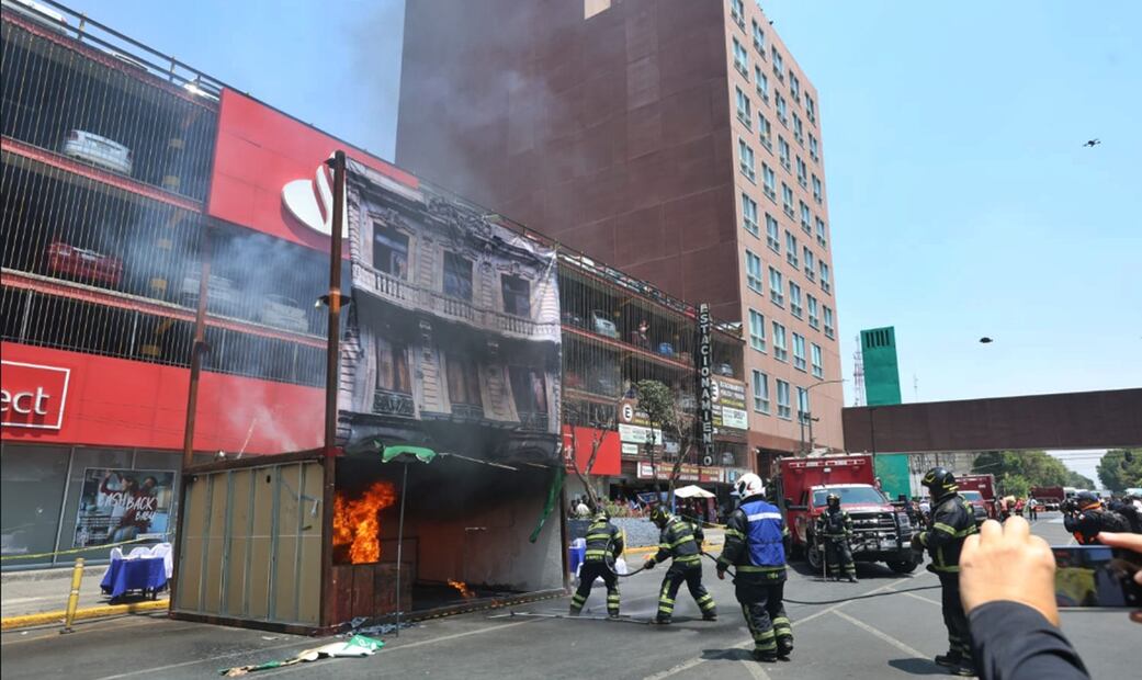 Elementos de Protección Civil realizan el rescate de personas atrapadas tras el colapso de un edificio en la Ciudad Judicial como parte del Primer Simulacro Nacional 2025 en la Ciudad de México, el 29 de abril de 2025. Foto: Francisco Rodríguez/EL UNIVERSAL