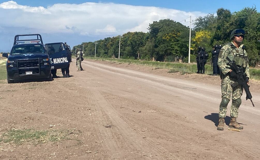 A un costado de la carretera “La Veinte”, en la sindicatura de Costa Rica, fue localizado el cuerpo de una persona en apariencia joven. Foto: Especial