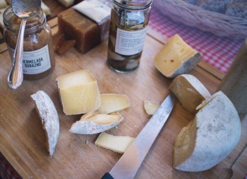 Prepara tu propia tabla de quesos franceses paso a paso y disfrútala en casa como todo un experto