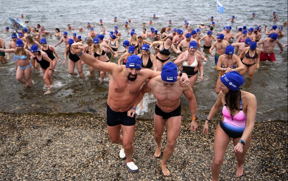 Un grupo de personas celebran después de zambullirse en las aguas heladas del lago Most en la República Checa, el 1 de marzo del 2025. Foto: AP