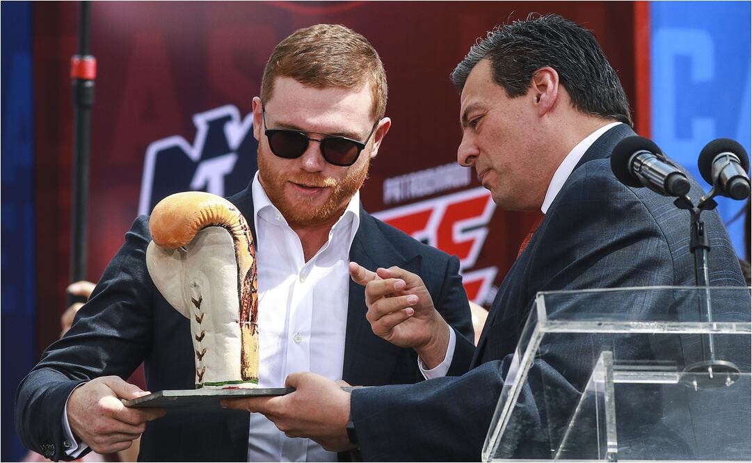 Saul Álvarez y Mauricio Sulaimán, durante una conferencia previo a la pelea entre Canelo vs Jacobs. FOTO: IMAGO7