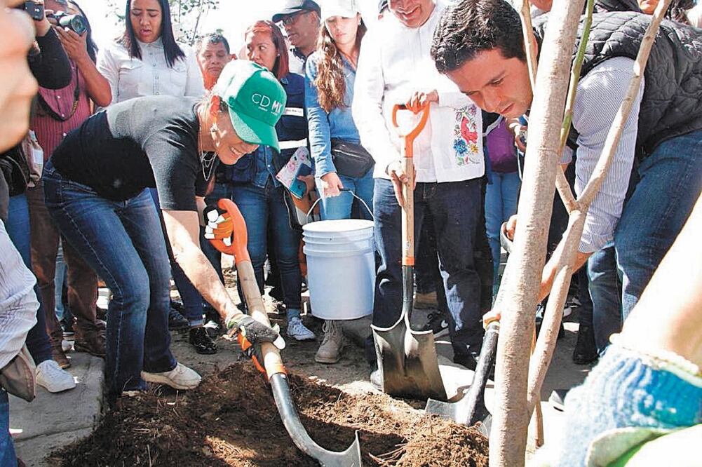 La mandataria capitalina acudió a la Jornada de Tequio en los límites de Iztapalapa e Iztacalco. Foto: ESPECIAL